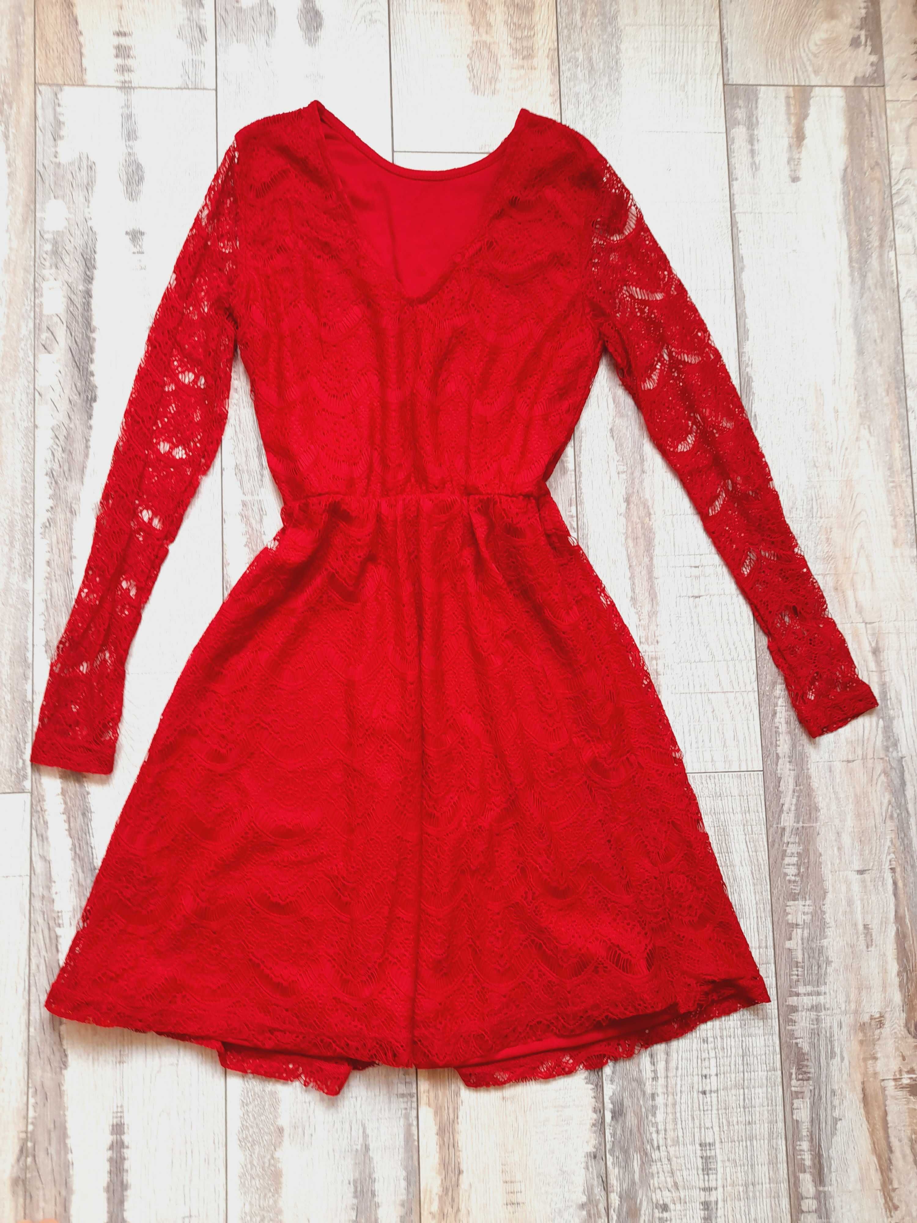 Czerwona sukienka koronkowa