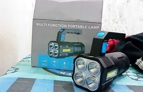 Лампа на аккумуляторе фонарик на 5000 люмен с удобной ручной