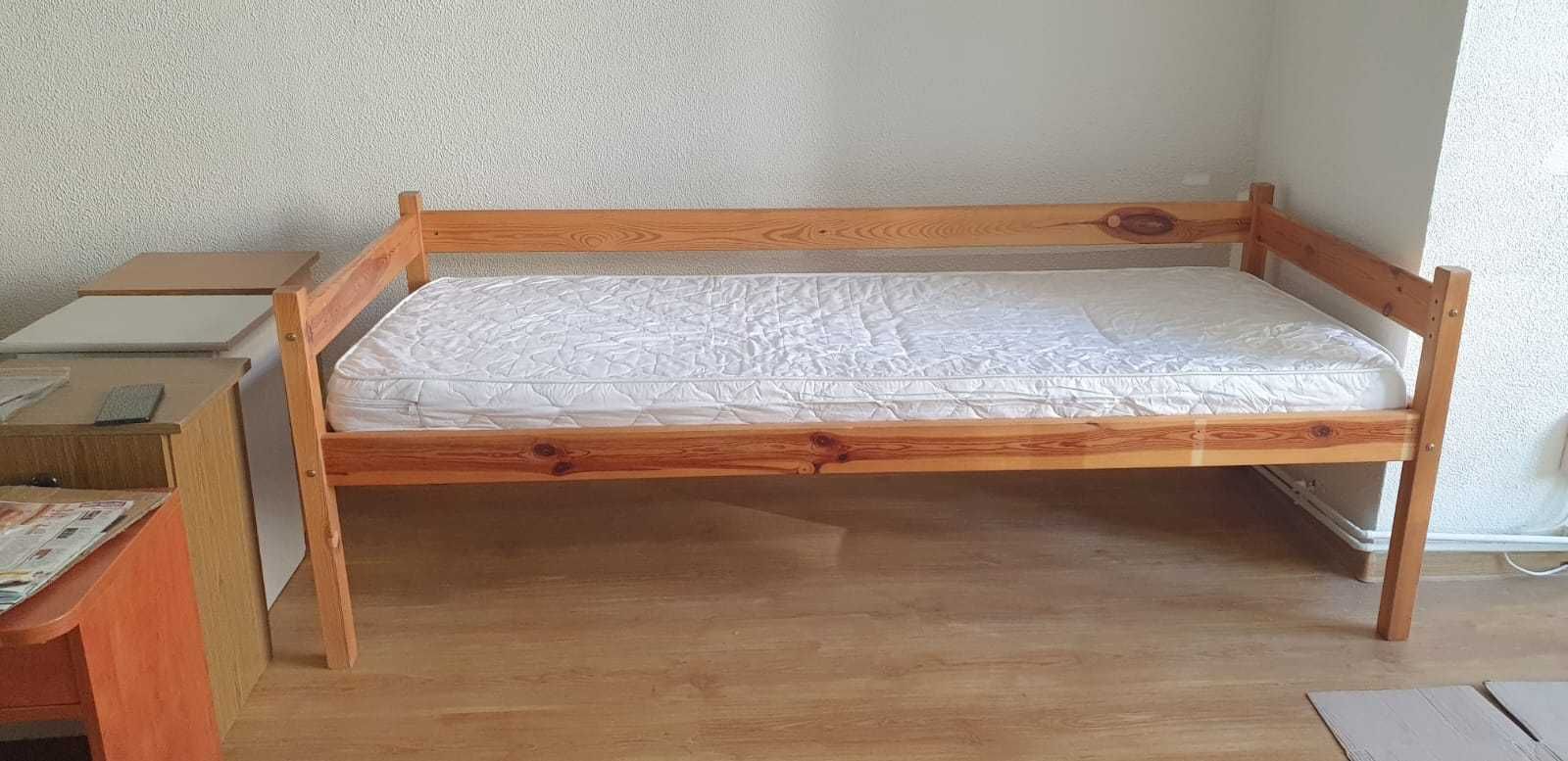 Solidne łóżka sosnowe piętrowe/pojedyncze z materacami