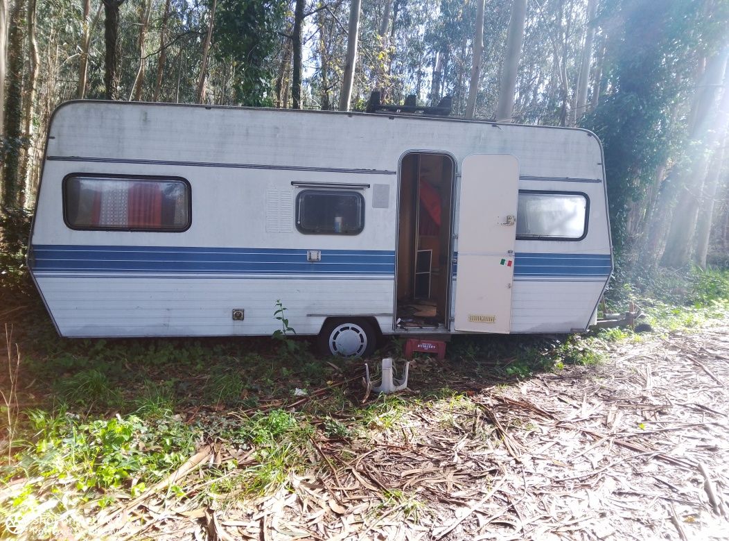 Caravana estacionária sem docs