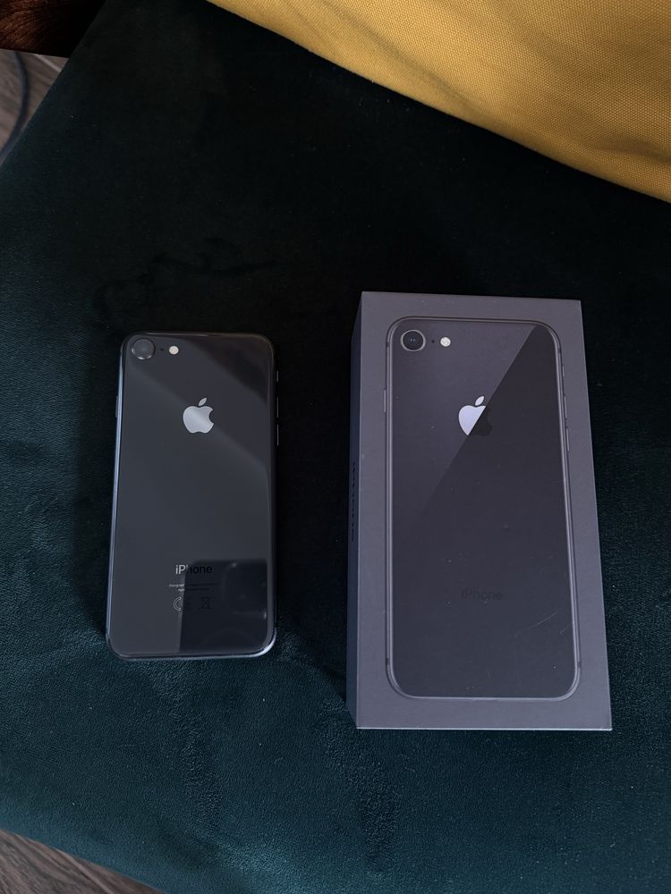 iPhone 8 64 GB z EarPods ze złączen Lightning