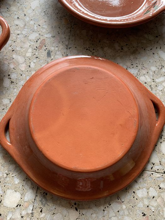 Conjunto de pratos, tacas, azeitoneira e chavenas de barro