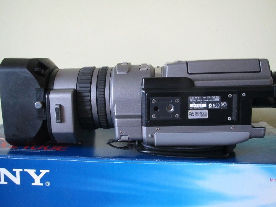 Профессиональная видеокамера Sony DCR-VX2100E