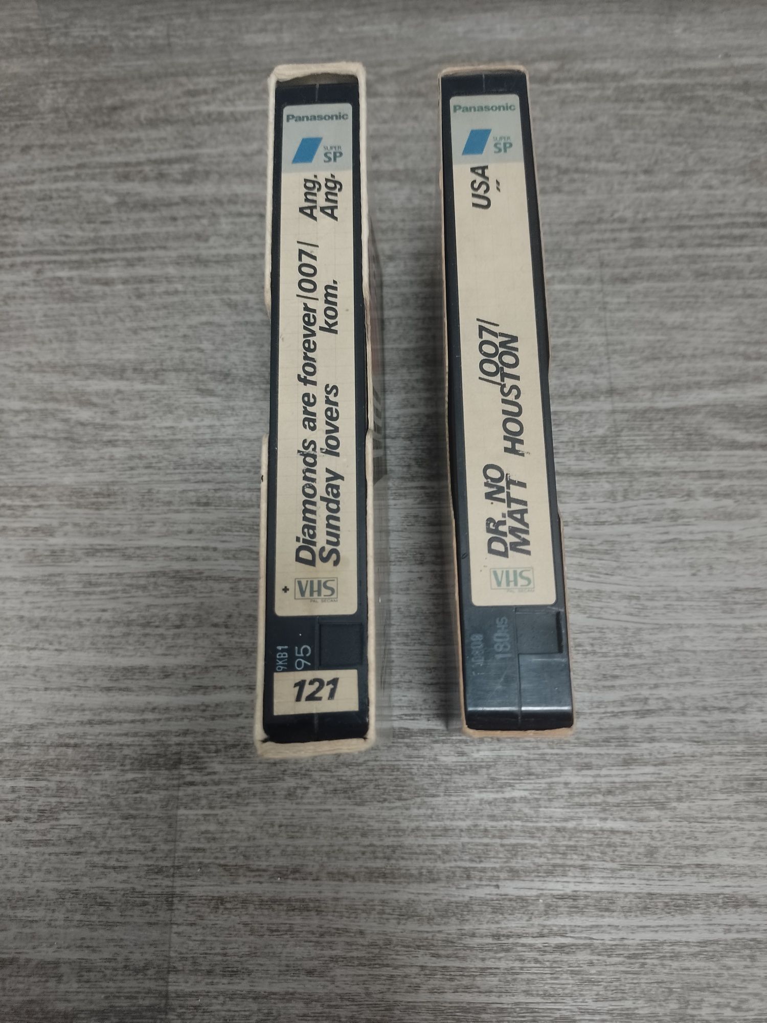 Sprzedam dwie kasety VHS.