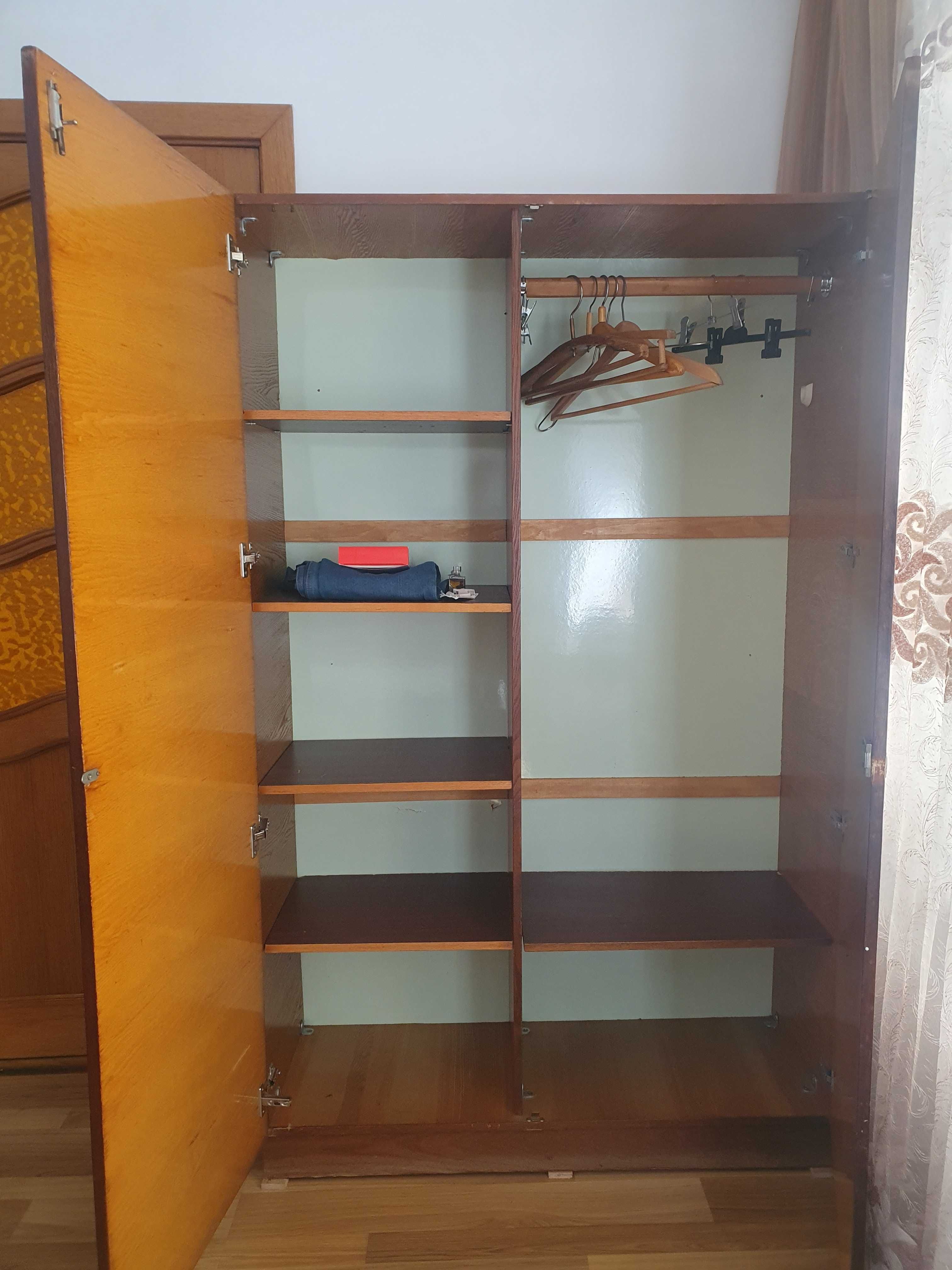 Продам шкаф двостворчатий
