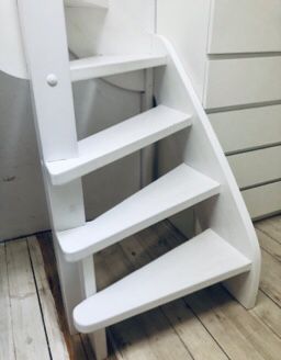 Schody drewniane białe skręcone wysokie