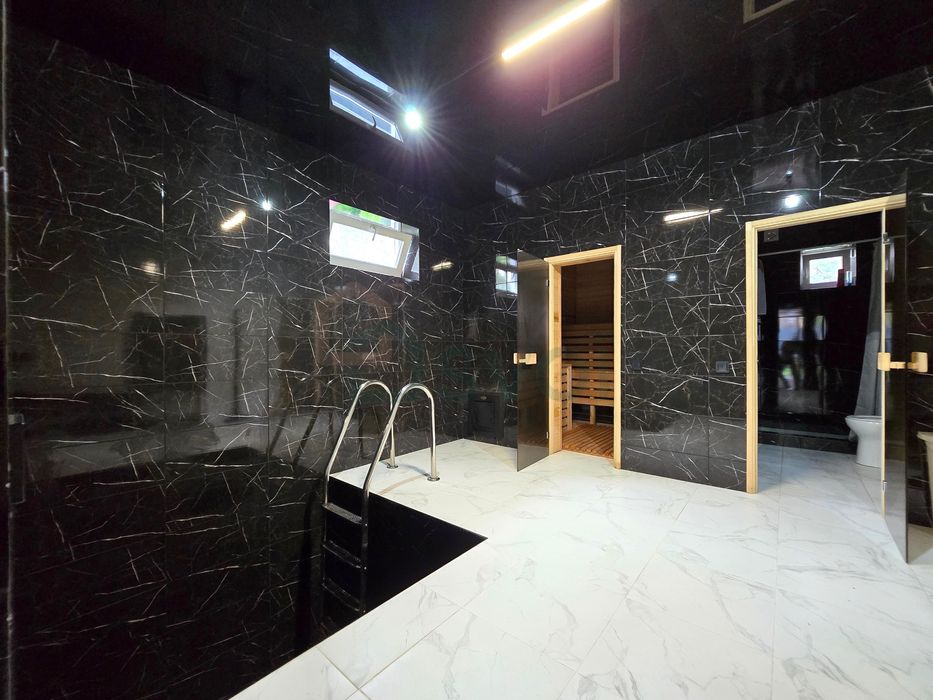 Ліс, тиша, басейн, баня, камін — все, що треба для життя. Лісова Буча