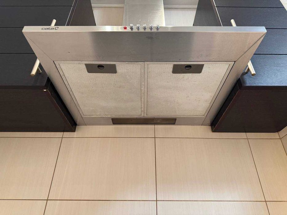 Кухня темно-коричневого кольору