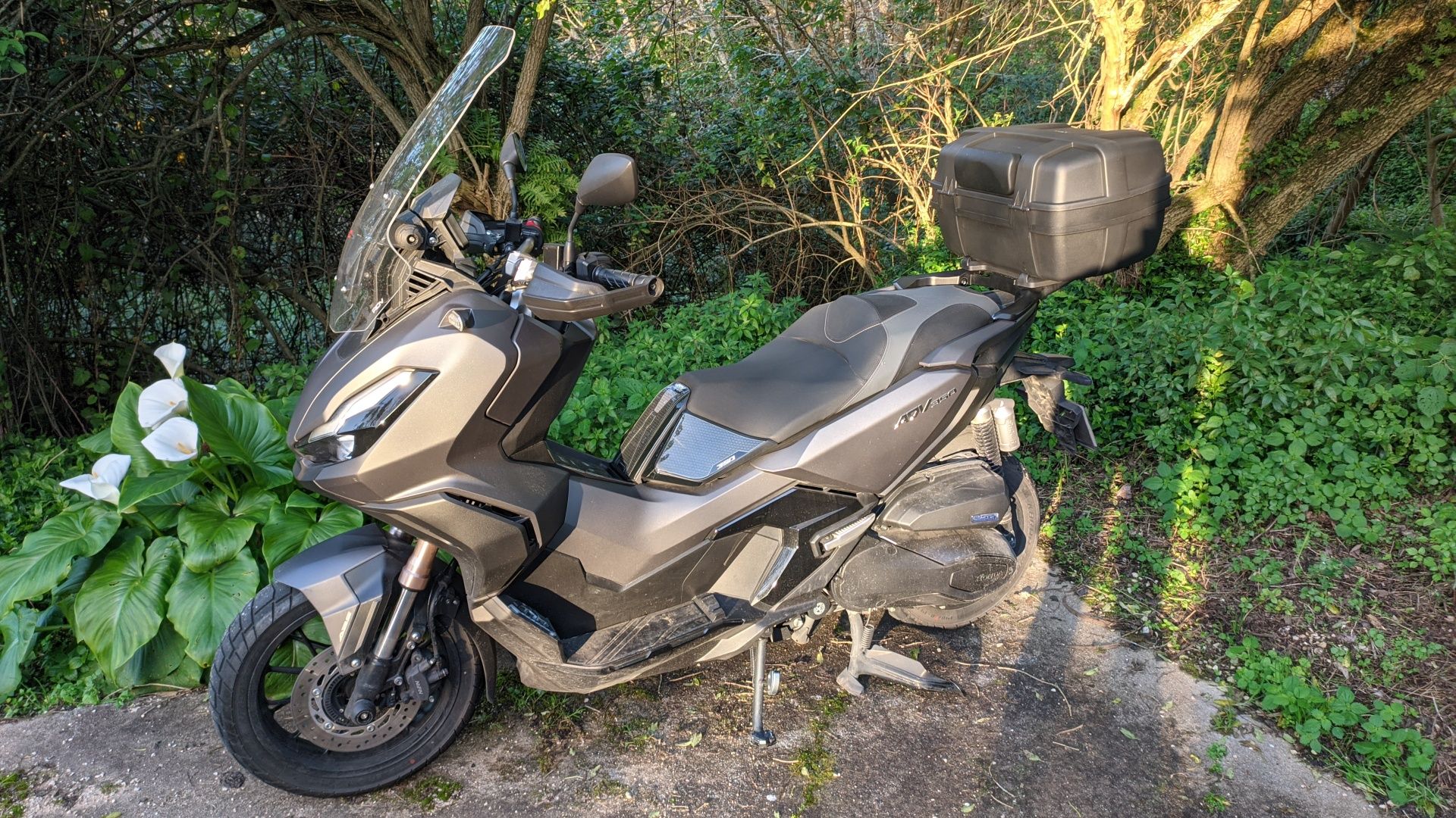 Honda ADV 350 de 03/2023, com muitos extras, em excelente estado