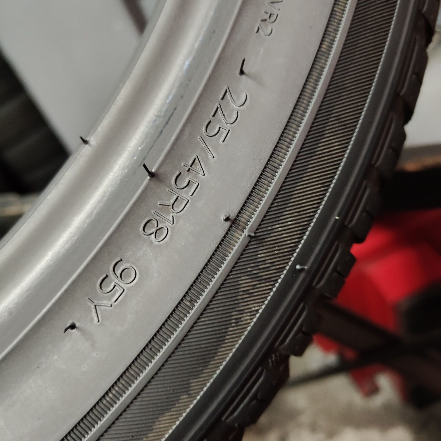 225/45/18 XL Sprzedam parę opon całorocznych Hankook