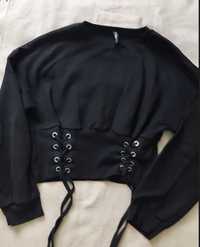 Czarna krótka bluzka ze sznurówkami z przodu.