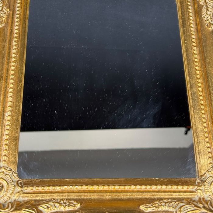 Stare lustro w złotej zdobionej drewnianej ramie B51/042801