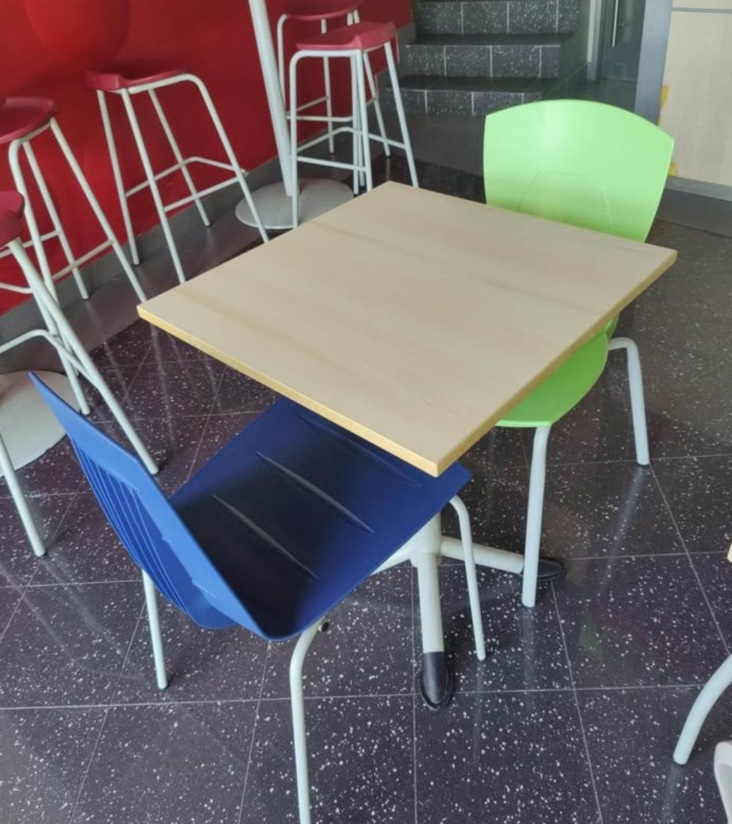 Vários Conjuntos de mesa e cadeiras de 2 pessoas