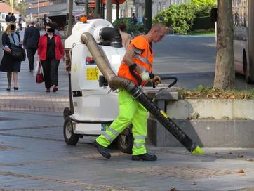 Do wynajęcia wynajem. Odkurzacz miejski elektryk. Butelki puszki pety.