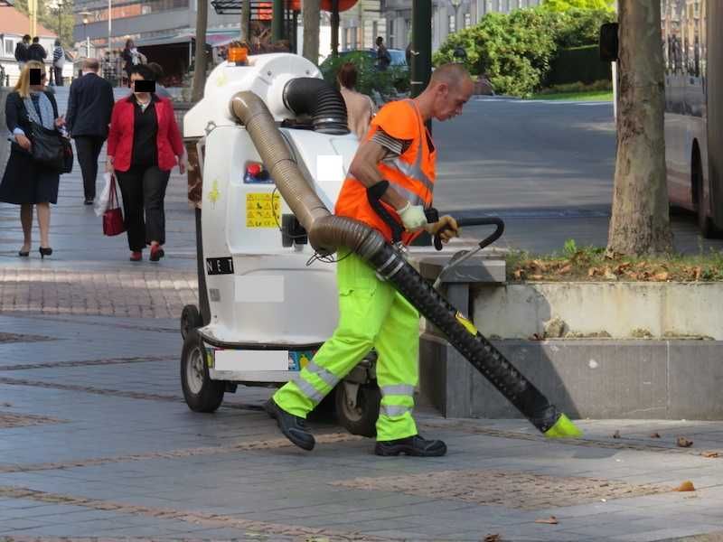 Do wynajęcia. Odkurzacz miejski elektryk. Odpady uliczne puszki pety.