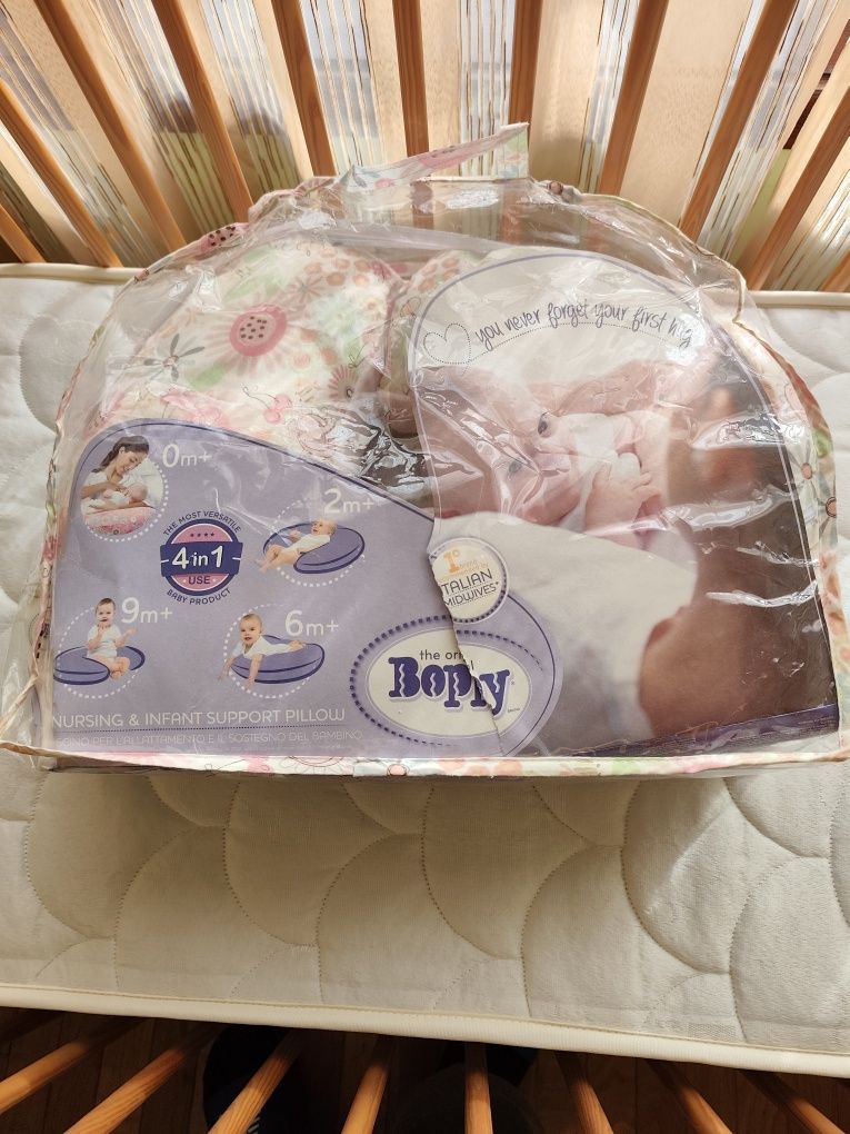 Cama de bebé com almofada