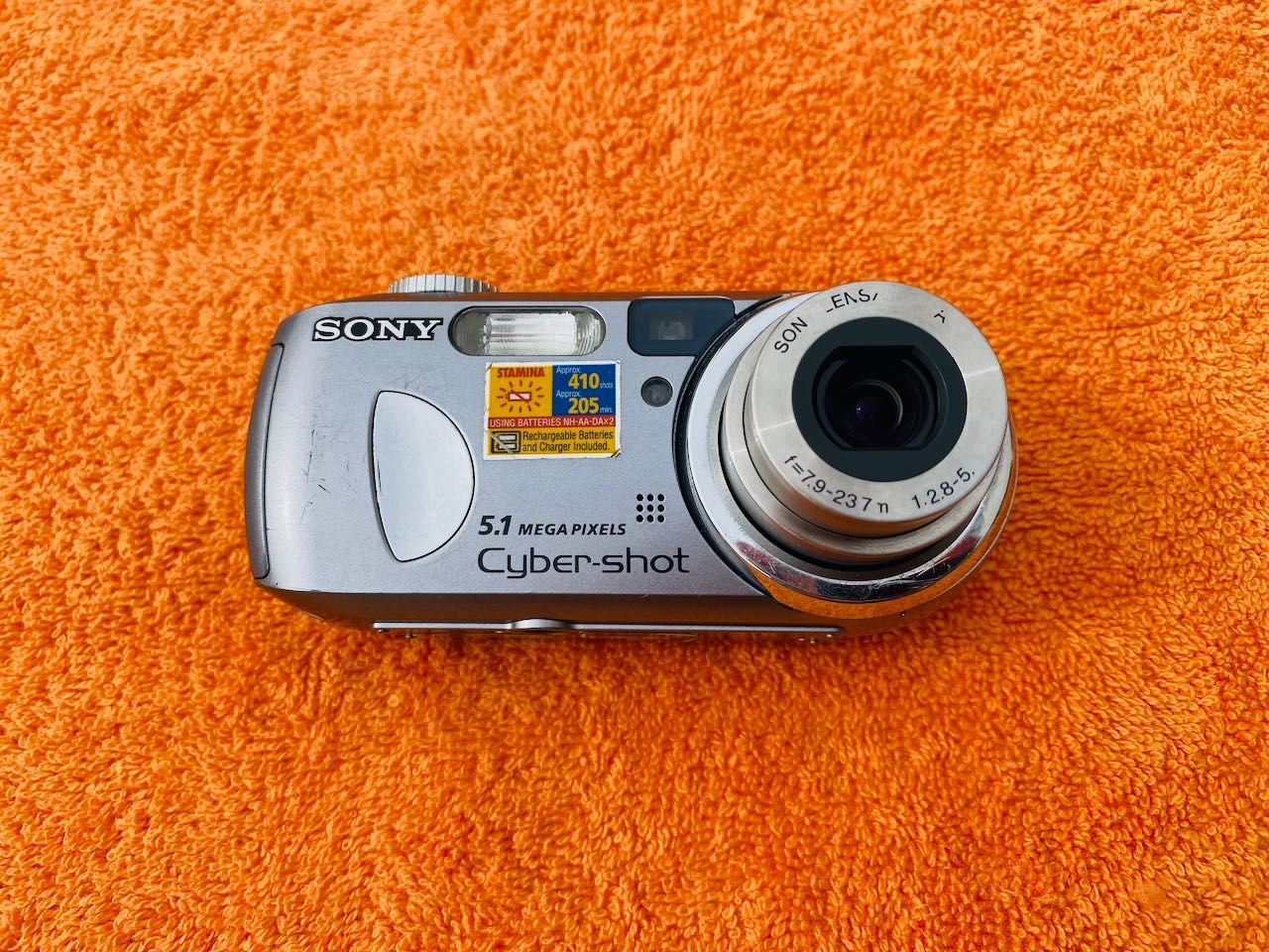 Vintage Sony Digital Camera from early 2000s maquina fotografica