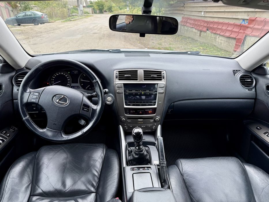 Продам Lexus Is 220d