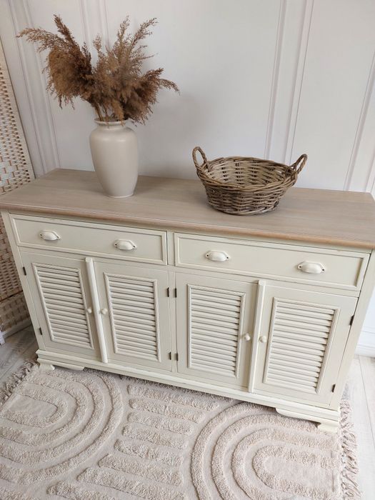 Prowansalska kremowa komoda z ażurowym frontami