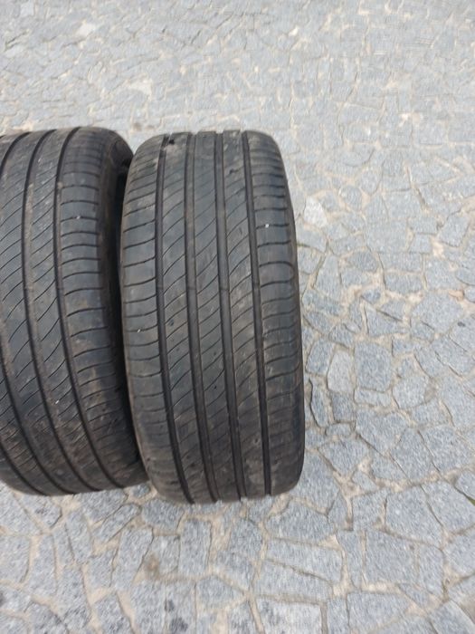 Vendo pneus semi-novos 235/40/19 Michelin