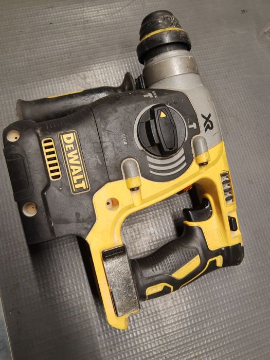 DeWalt  DCH273 młotowiertarka uszkodzona