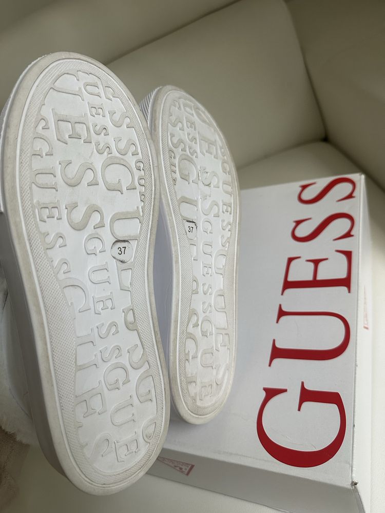 Buty białe futerko Guess 37