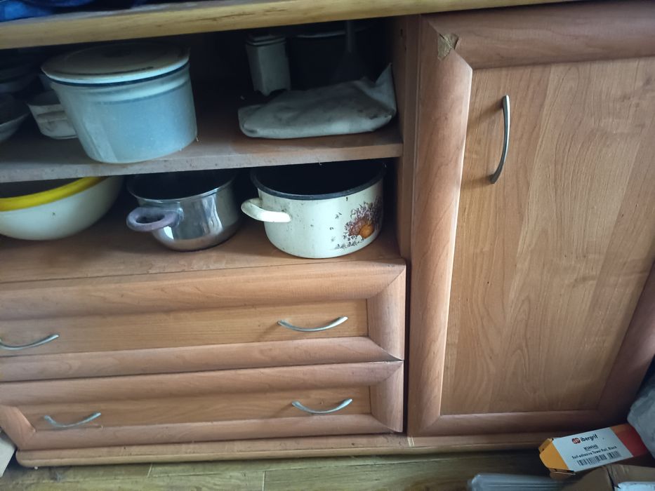 Brązowy kredens z szufladami.