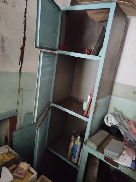 Dwie szafki metalowe.