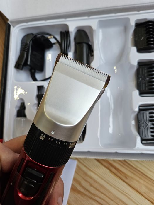 Машинка для стрижки волос с насадками ,Geemy gm 6001, gemei 550