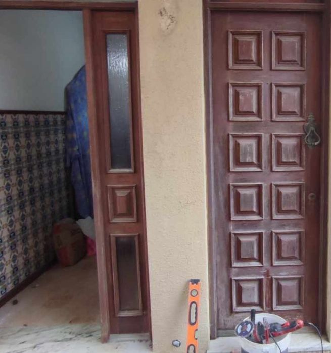 Porta de entrada em Madeira maciça