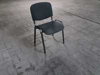 Krzesło metalowe z tapicerowanym siedziskiem i oparciem.