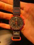 Omega Swatch SO33O100 Lava – Jądro Ziemi