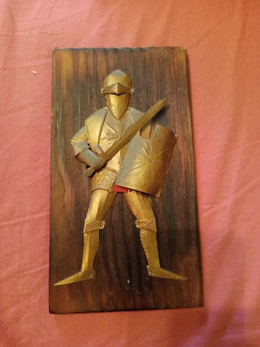 Rękodzieło rycerz z metalu na drewnie