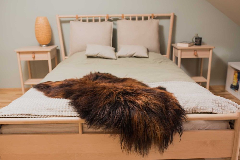 Skóra Owcza Długi Włos Czarna z Płomieniami Piękne Skóry Naturalne