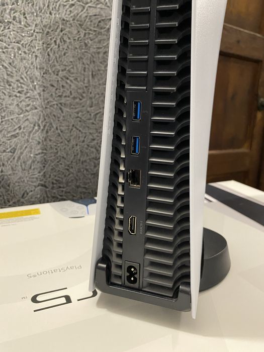 PlayStation 5(два геймпади-оригінальні)