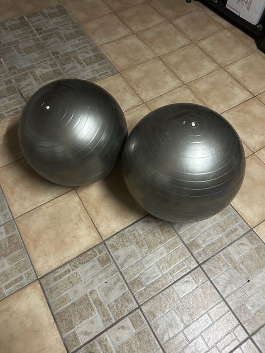 Vendo duas bolas de pilates e arco de abdominais