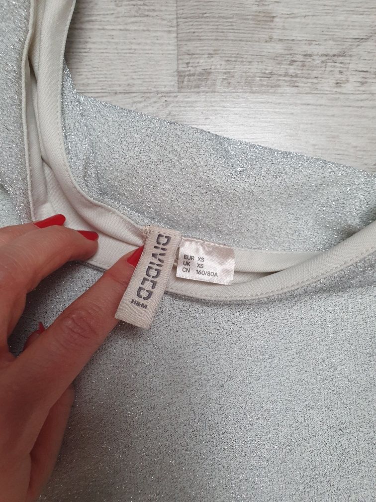 Brokatowa cekinowa sukienka na jedno ramię sylwestrowa