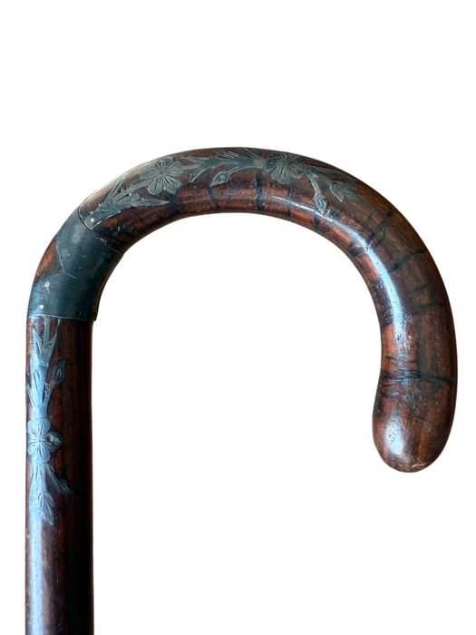 Bengala antiga em madeira com aplicações metálicas decorativas – 90 cm