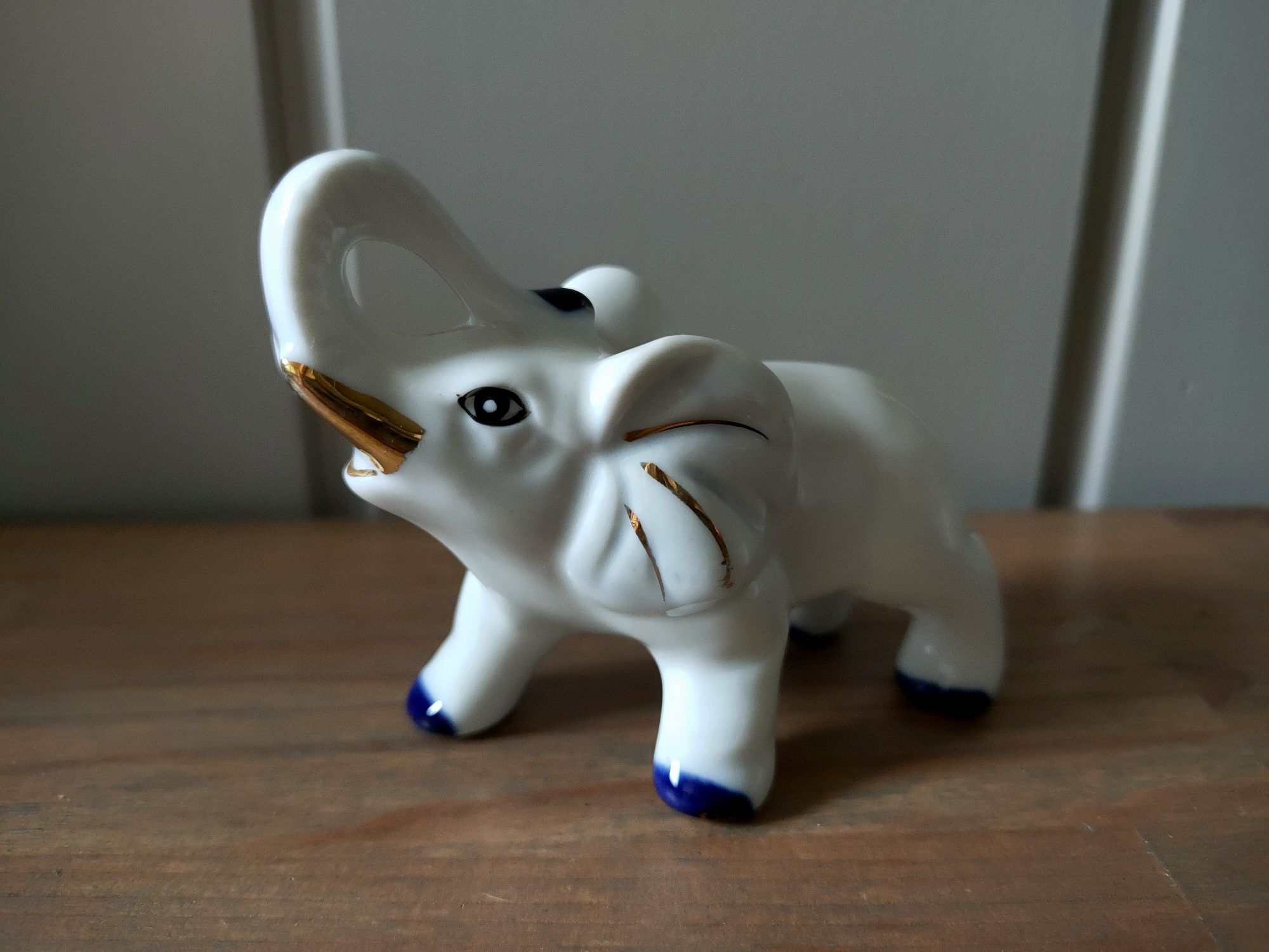 Słonik Porcelanowy Sygnowany