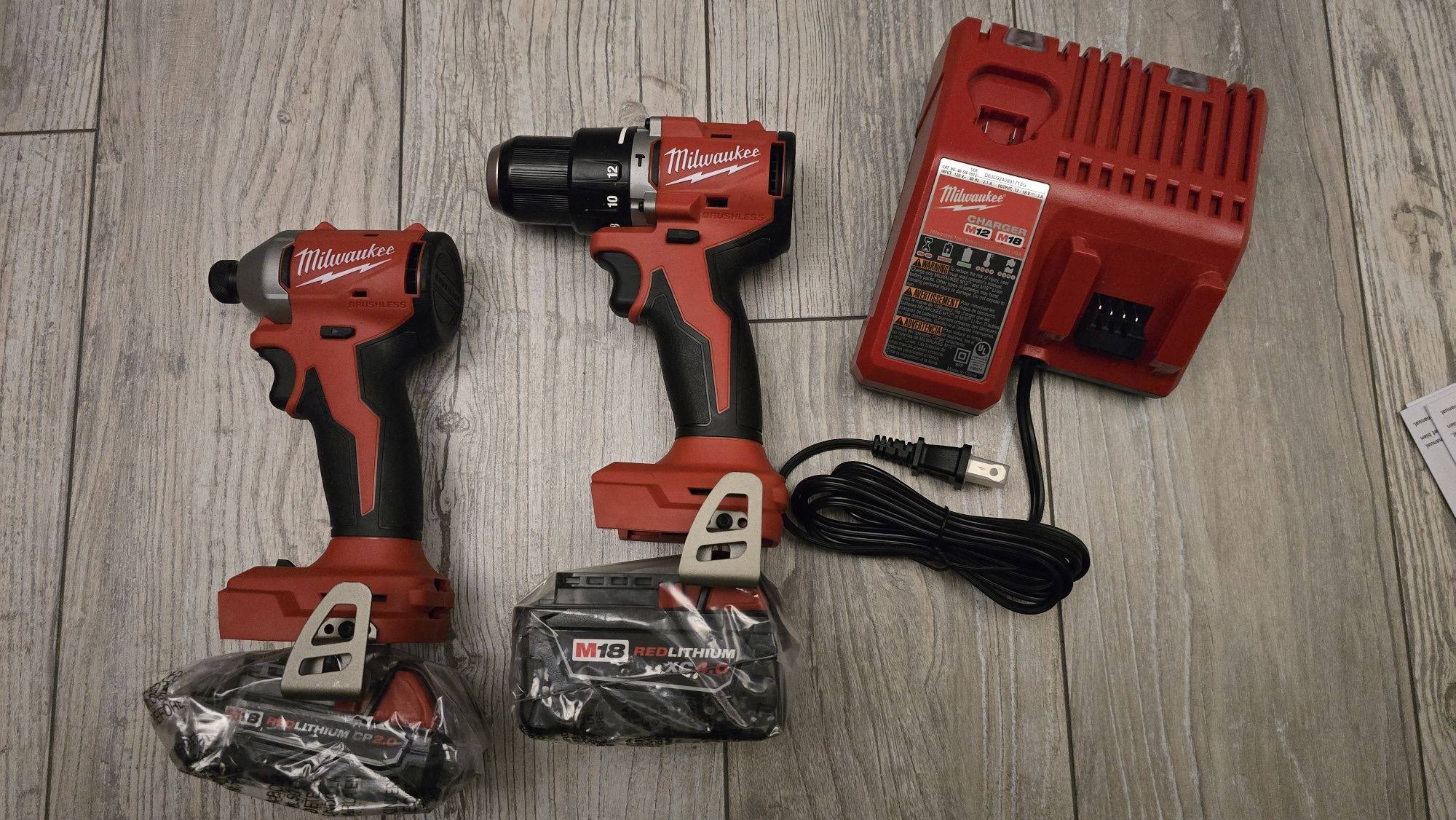 Wiertarko wkrętarka udarowa i zakrętarka Milwaukee M18 baterie 2 szt