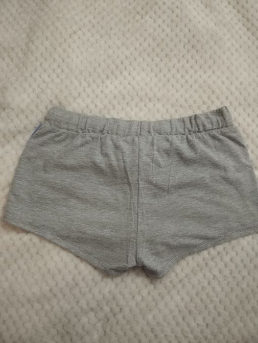 Szare spodenki z tęcza po bokach