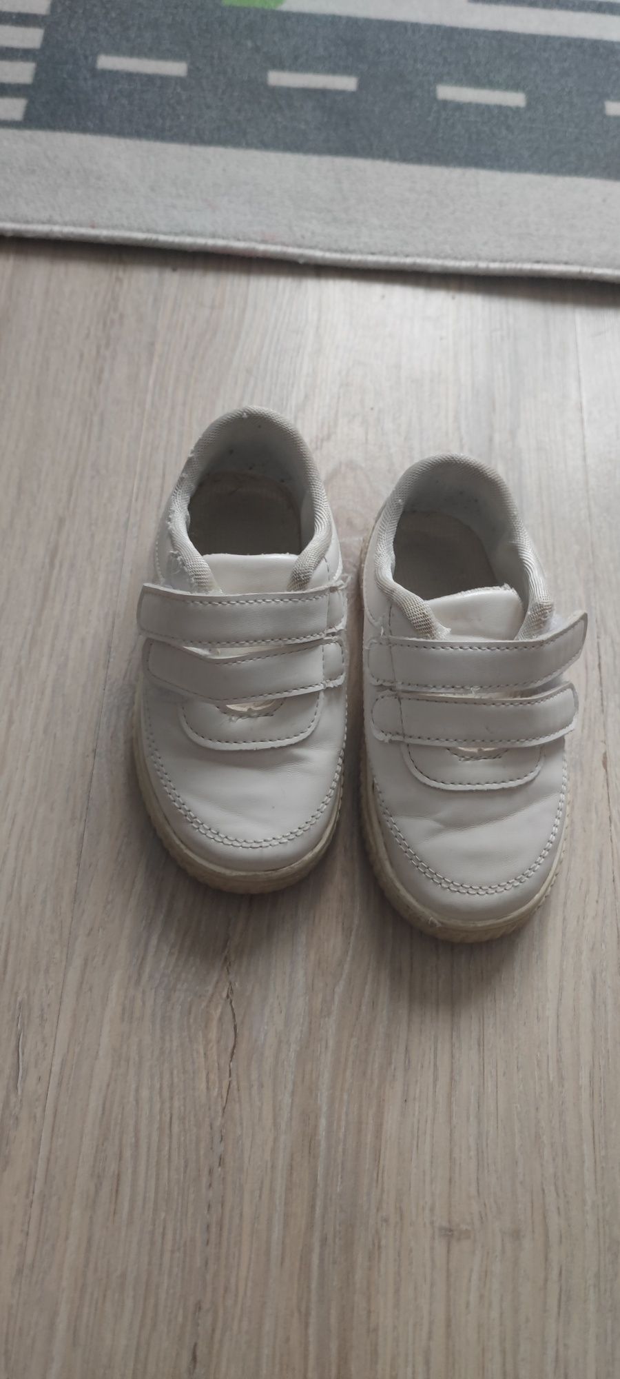Białe buty na rzepy