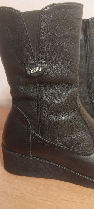 Жіноче зимне взуття.