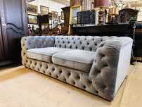 JAK NOWA :) Efektownie pikowana, srebrzysta SOFA CHESTERFIELD :)