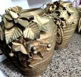 VASO/POTE, em terracota, com aplicaçõesmetalicas e argolas em ferro