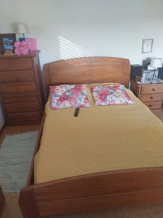 Cama e 2 mesinhas de cabeceira