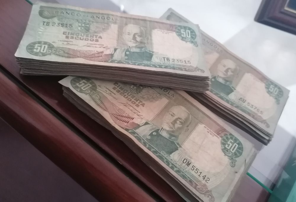 Lote de 150 notas de Angola
