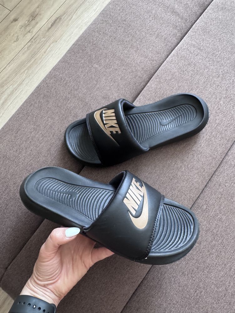 Nike жіночі фірмові шльопанці сланці оригінал найк р. 38 24-24,5 см