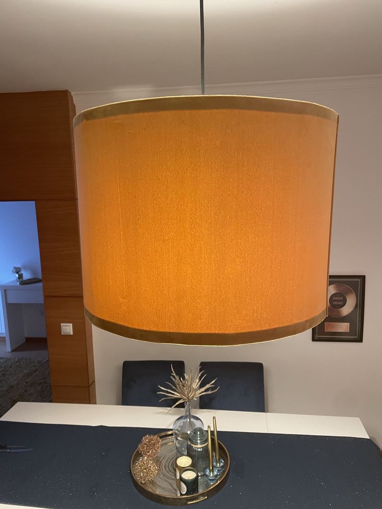 Candeeiros de teto amarelo torrado