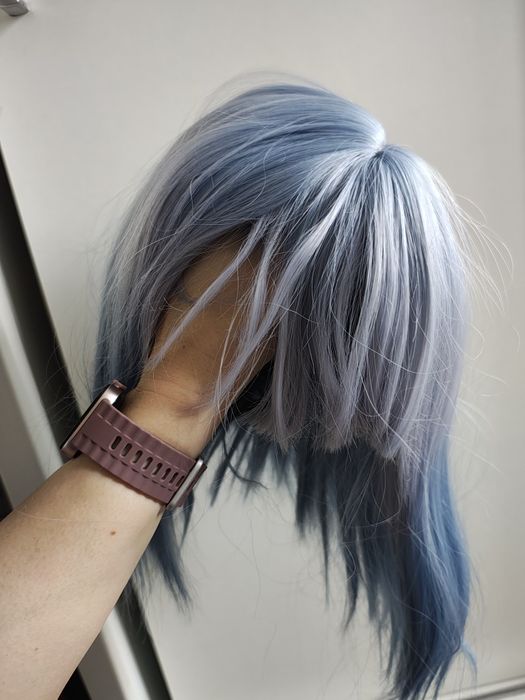 Peruka z grzywką niebieskie odcienie